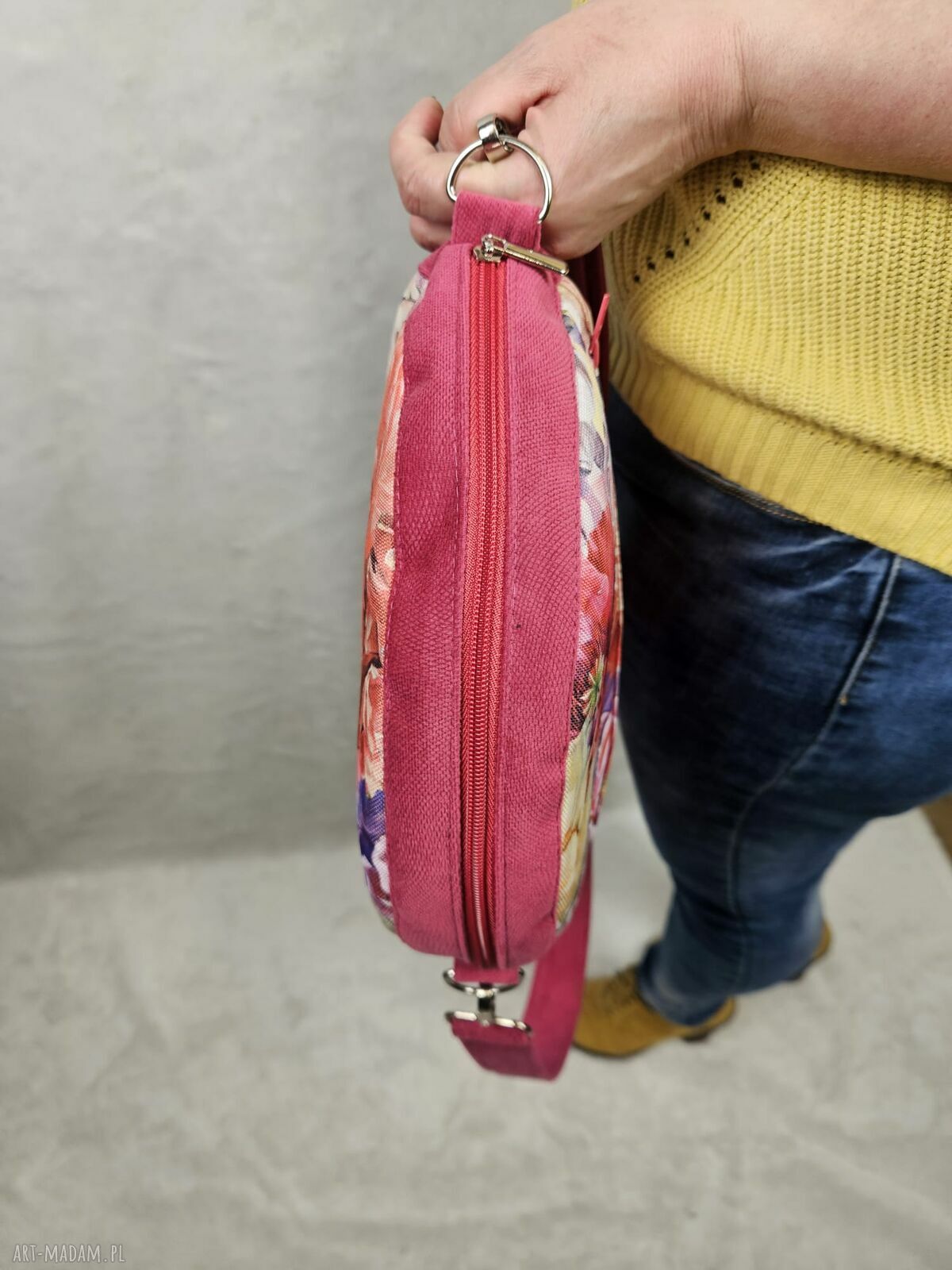 Kwiatowa okrągła torebka handmade - lekka torba crossbody na ramię