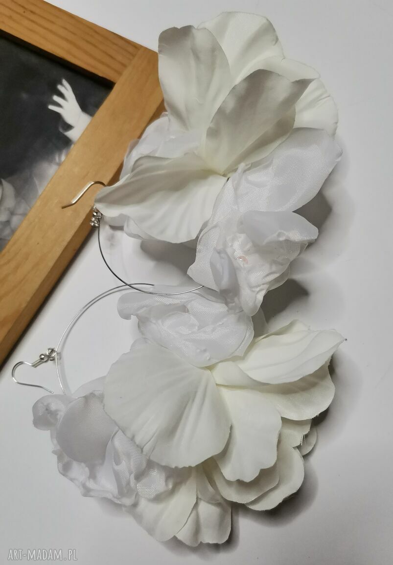 Kolczyki kwiatowe białe koła - długie i lekkie (handmade)