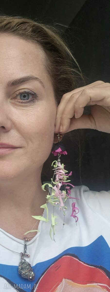 Kwiatowe kolczyki długie i lekkie boho w odcieniach różu oraz limonki