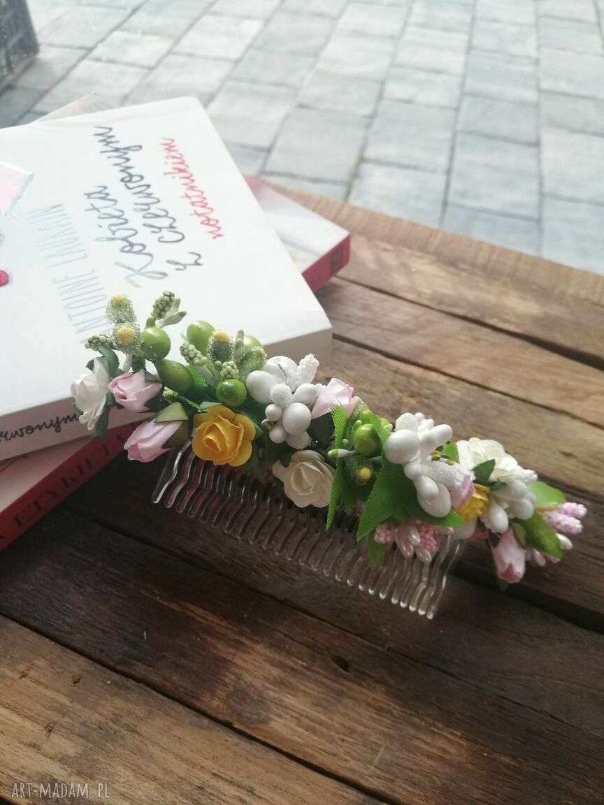 Grzebyk kwiatowy - delikatna ozdoba do włosów na Komunię i ślub