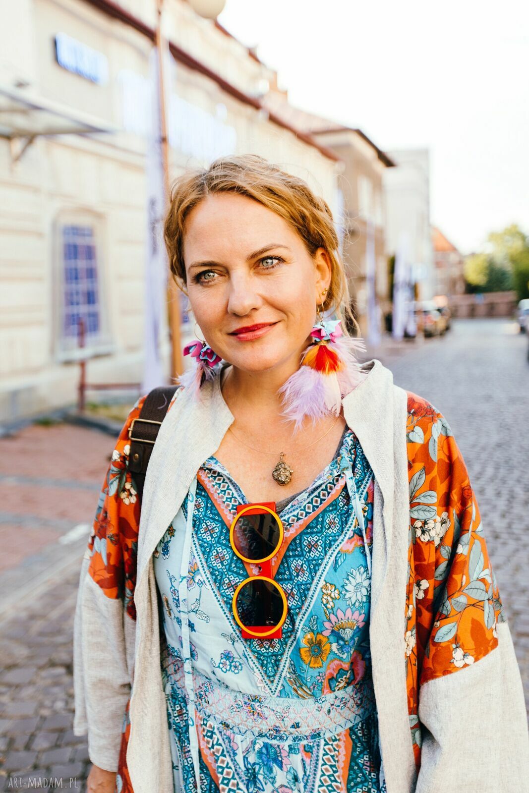 Kolczyki boho z kolorowymi piórami i kwiatami - lekkie szaleństwo