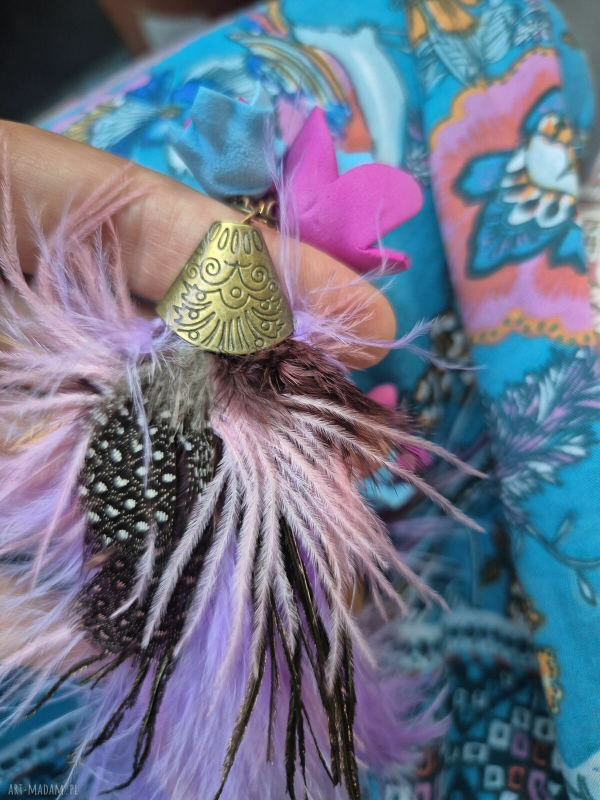 Kolczyki boho z kolorowymi piórami i kwiatami - lekkie szaleństwo
