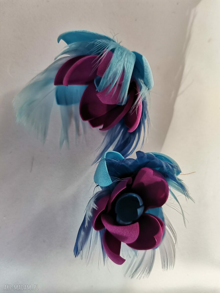 Leciutkie kolczyki wkrętki z kwiatowym akcentem - boho w najlepszym wydaniu