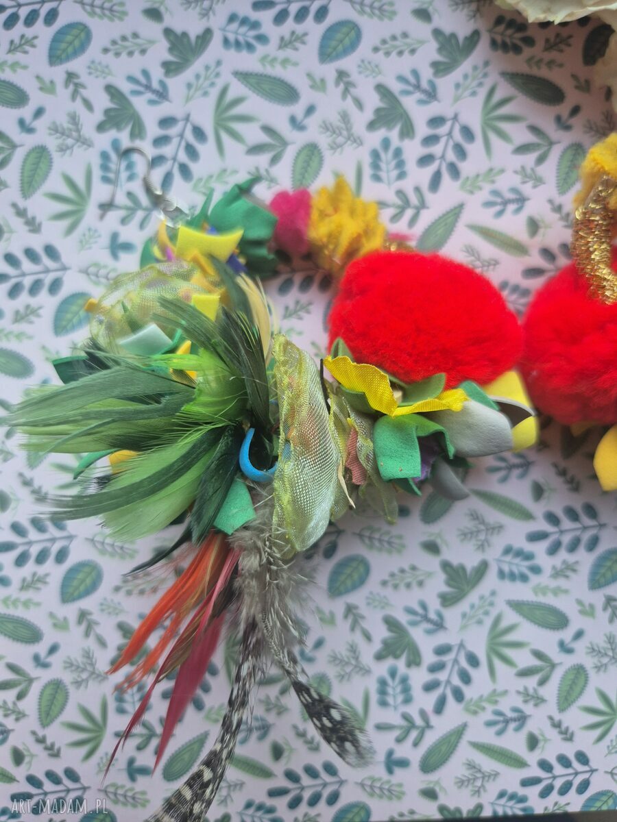 Kolczyki boho z kolorowymi kwiatami na dużych kołach