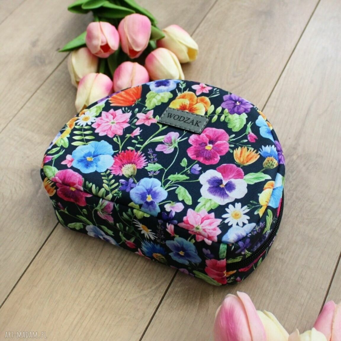 kosmetyczki: Kosmetyczka półksiężyc w bratki hand made