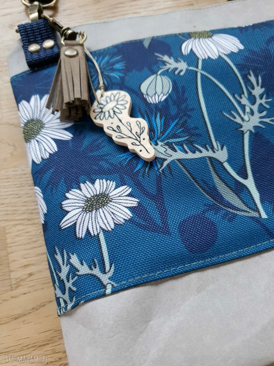 Handmade listonoszka w chabry i stokrotki na ramię