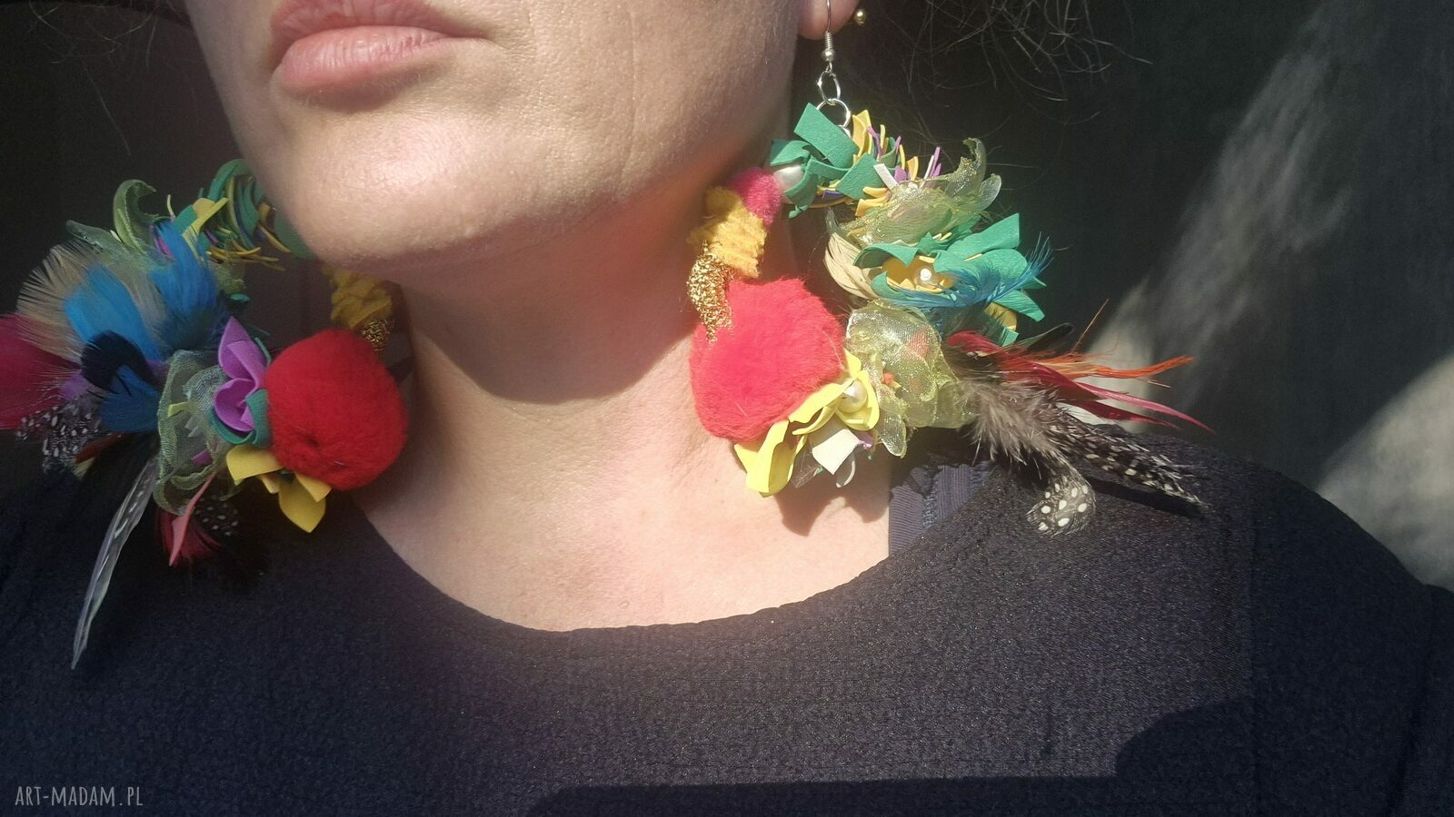 Kolczyki boho z kolorowymi kwiatami na dużych kołach