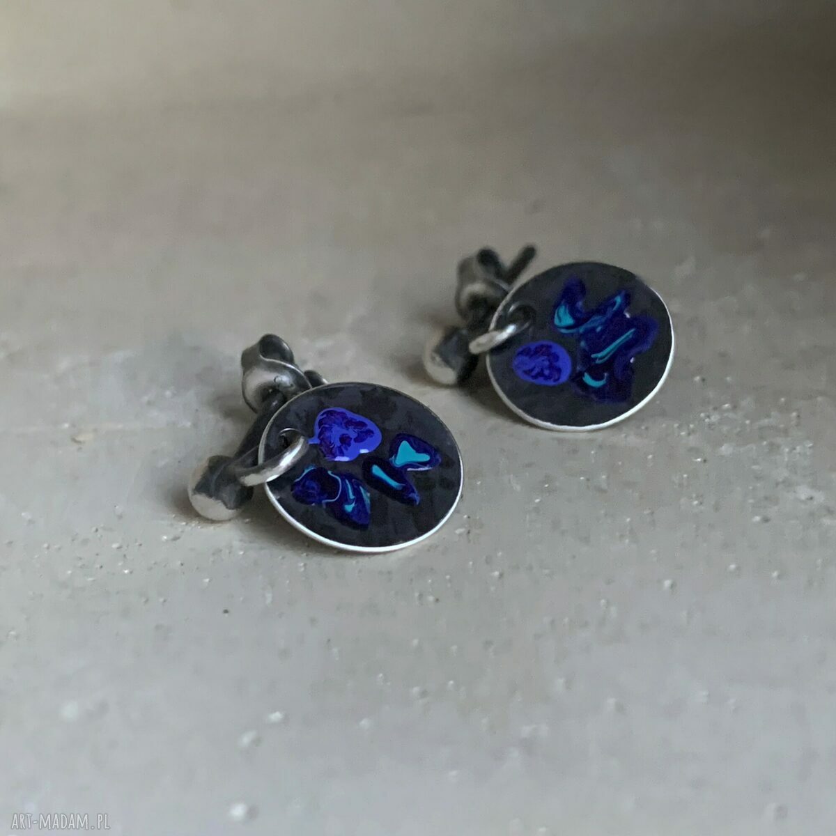 Kolczyki emaliowane kwiaty Dark Night Blue na srebrnych sztyftach