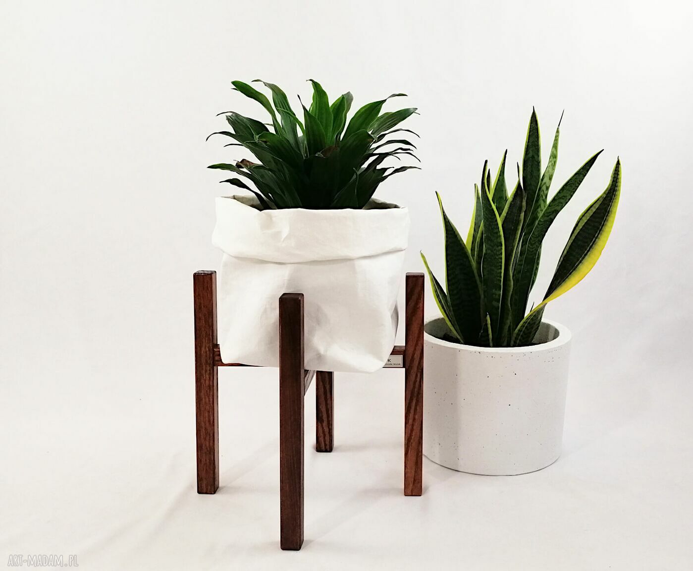 Ręcznie wykonany kwietnik z litego dębu brąz do donic max 25 cm - wysokość 30 cm