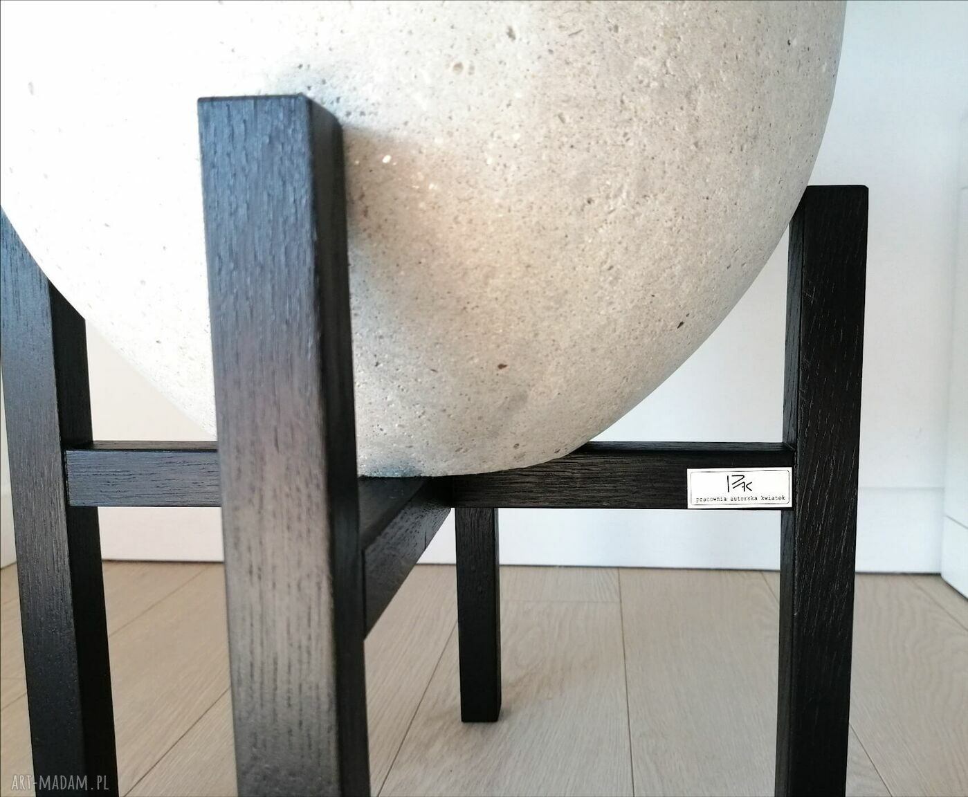 Czarny kwietnik z dębu - ręcznie robiony stojak na doniczkę do 30 cm