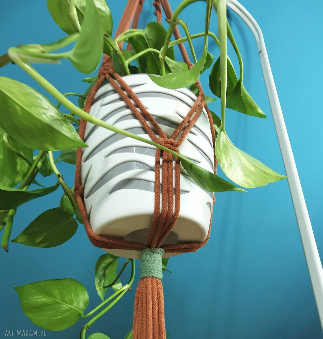 Kwietnik wiszący z makramy (mkr 11) w stylu boho - terakota i szałwia