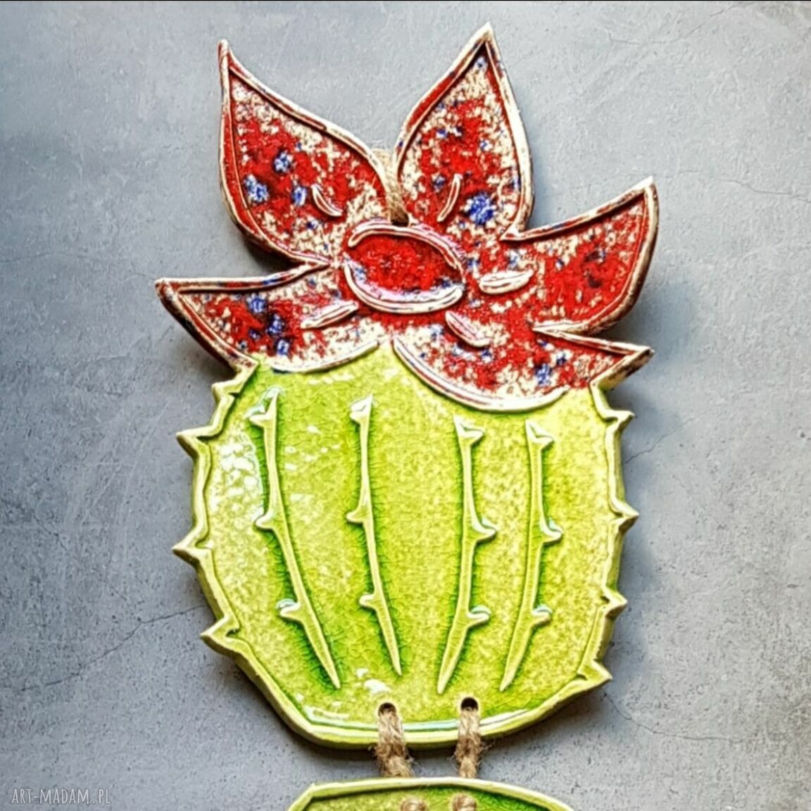 Kwitnący kaktus - ceramiczna dekoracja ścienna na zawieszkę