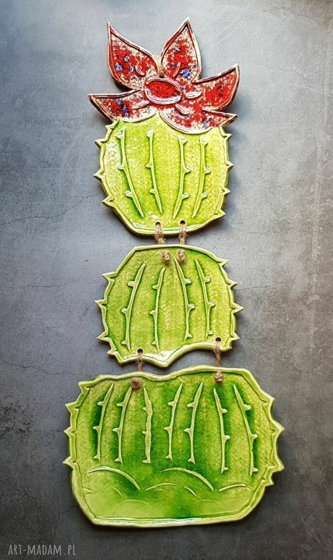 Kwitnący kaktus - ceramiczna dekoracja ścienna na zawieszkę