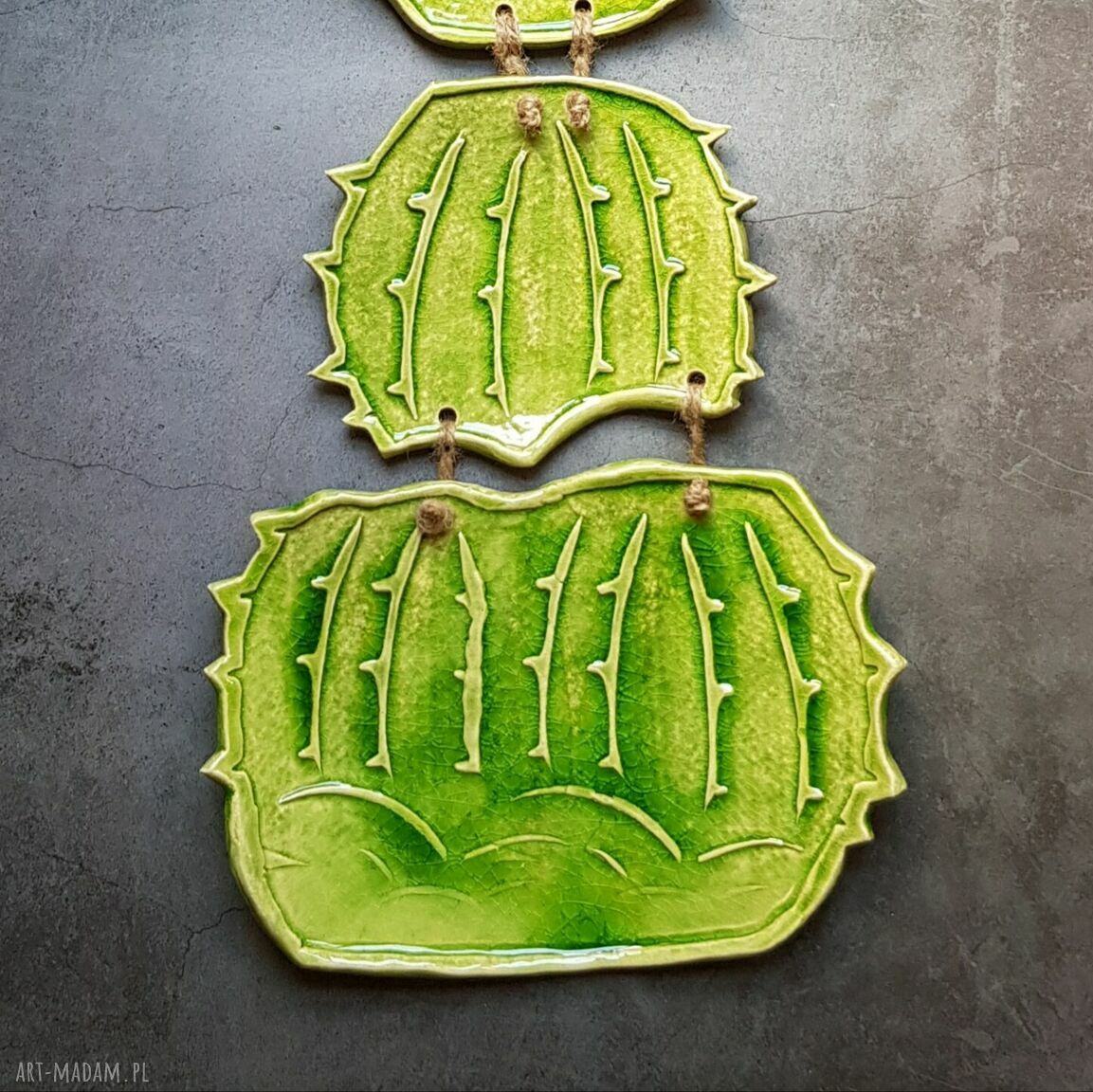 Kwitnący kaktus - ceramiczna dekoracja ścienna na zawieszkę