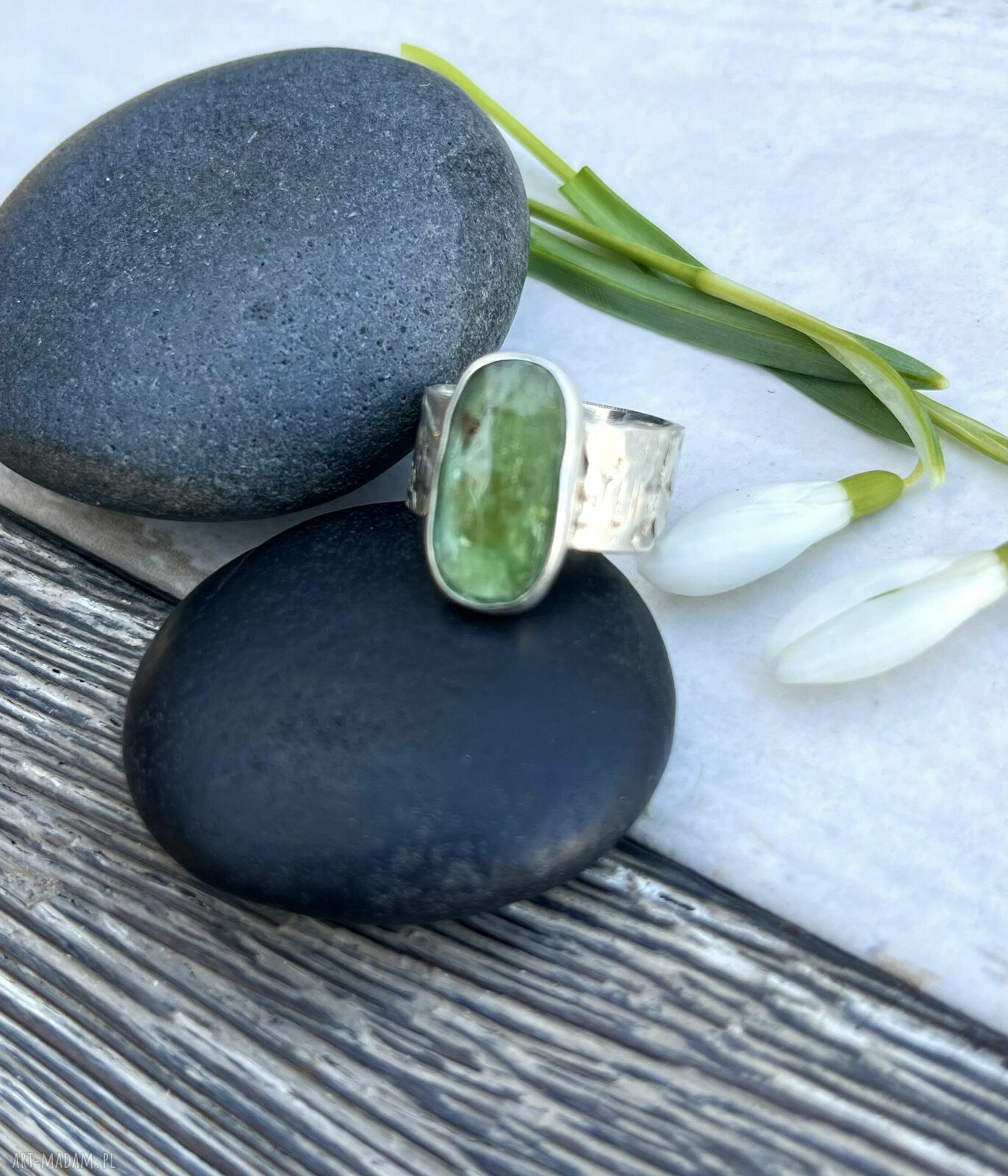 Kyanit i wiosna - srebrny pierścionek z zielonym kyanitem