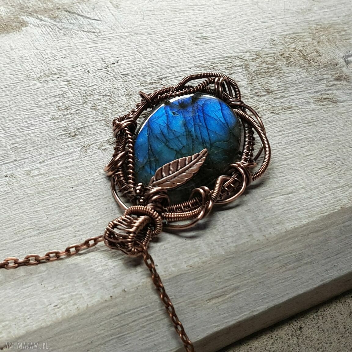 Wisiorek labradoryt m195 - ręczny wire-wrapping z miedzi