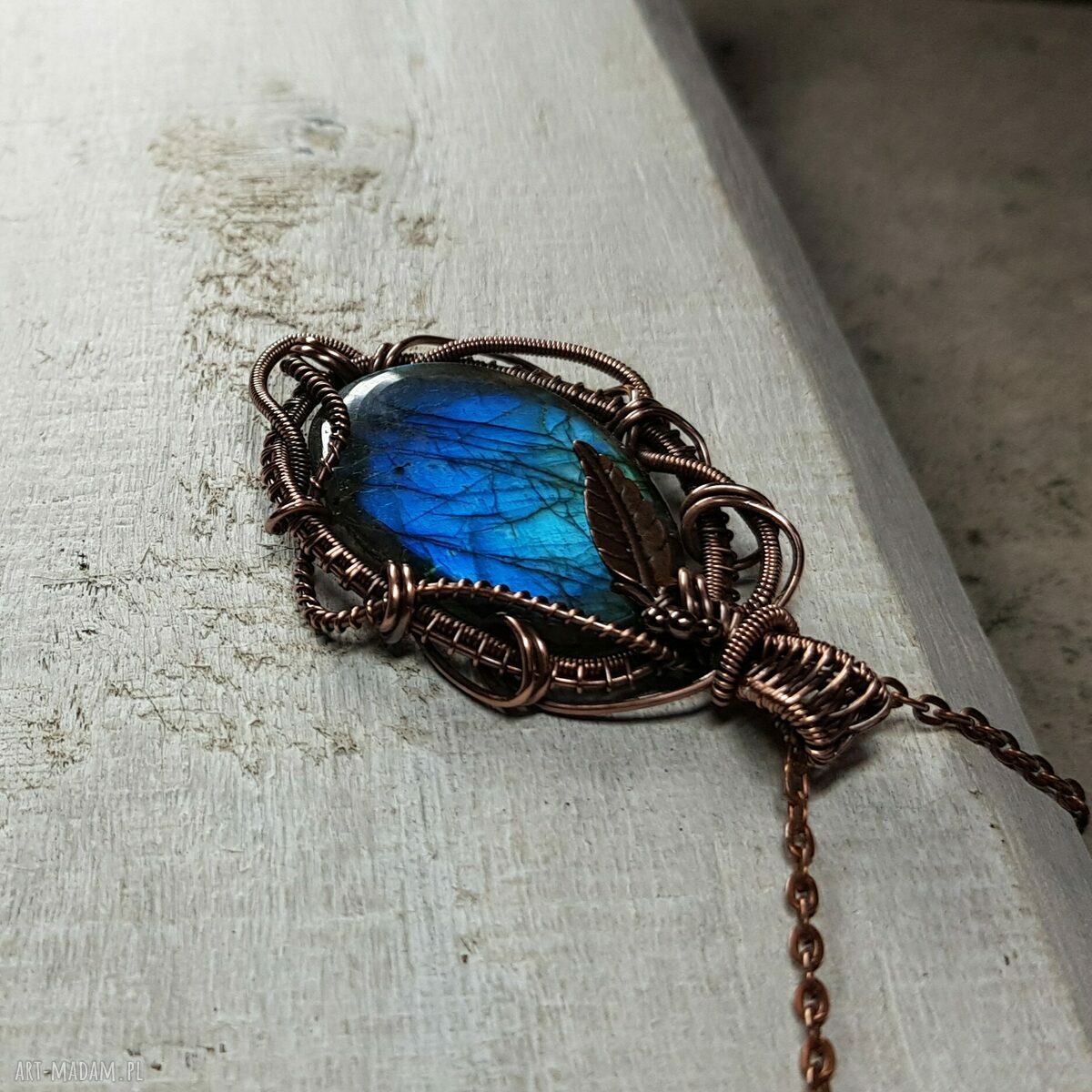 Wisiorek labradoryt m195 - ręczny wire-wrapping z miedzi