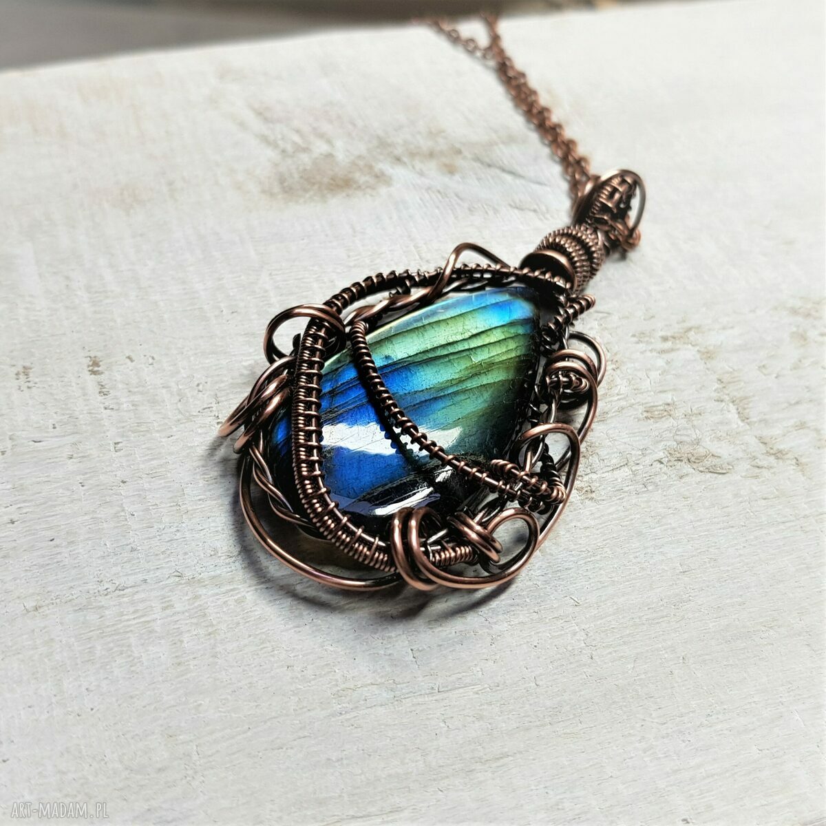 Wisiorek z labradorytu - wire wrapping z miedzią (mieniace piękno)