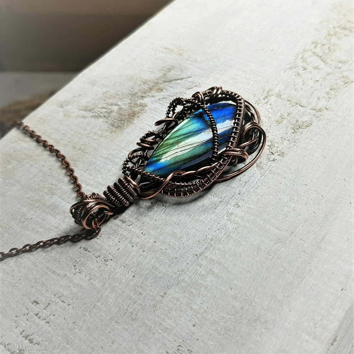 Wisiorek z labradorytu - wire wrapping z miedzią (mieniace piękno)