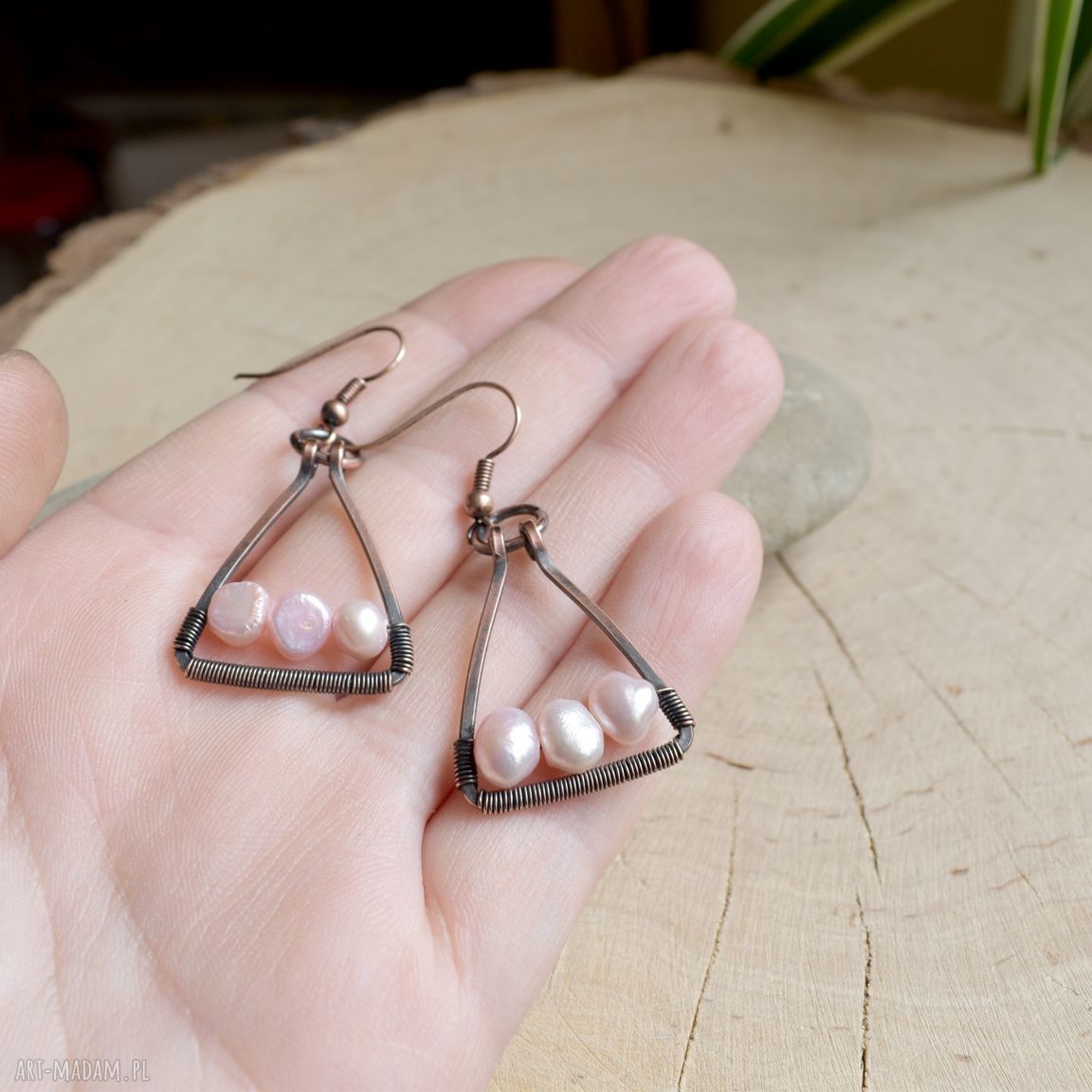 Wiszące kolczyki Lady z różowymi perłami rzecznymi i miedzią (wire-wrapping)