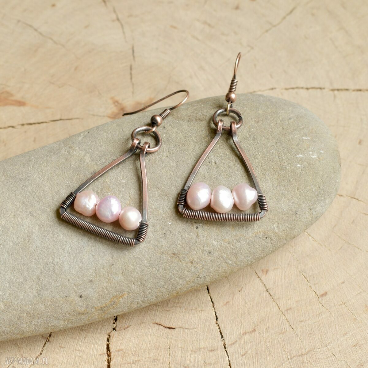 Wiszące kolczyki Lady z różowymi perłami rzecznymi i miedzią (wire-wrapping)