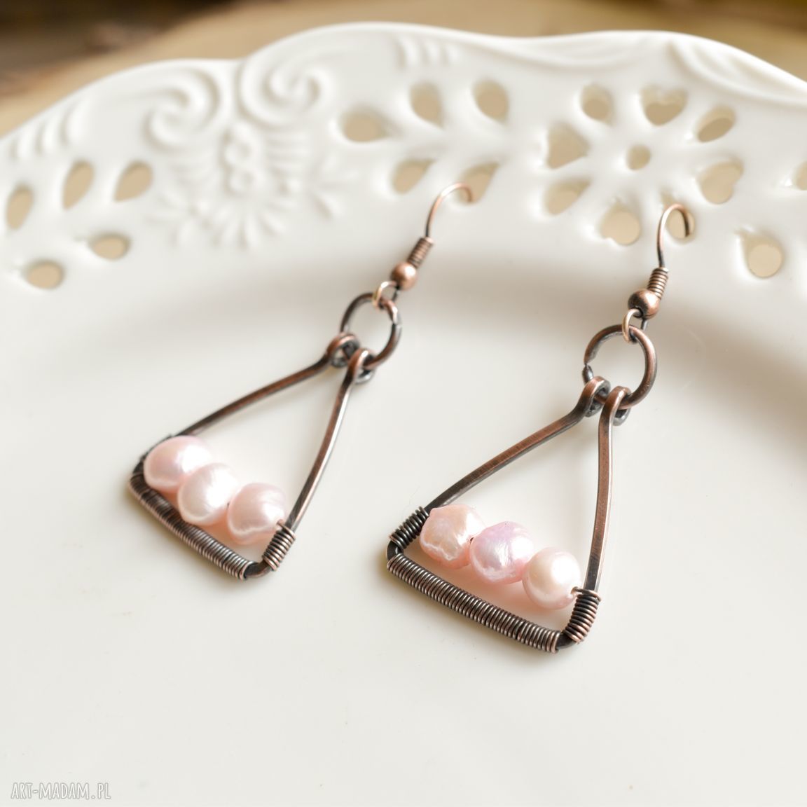 Wiszące kolczyki Lady z różowymi perłami rzecznymi i miedzią (wire-wrapping)