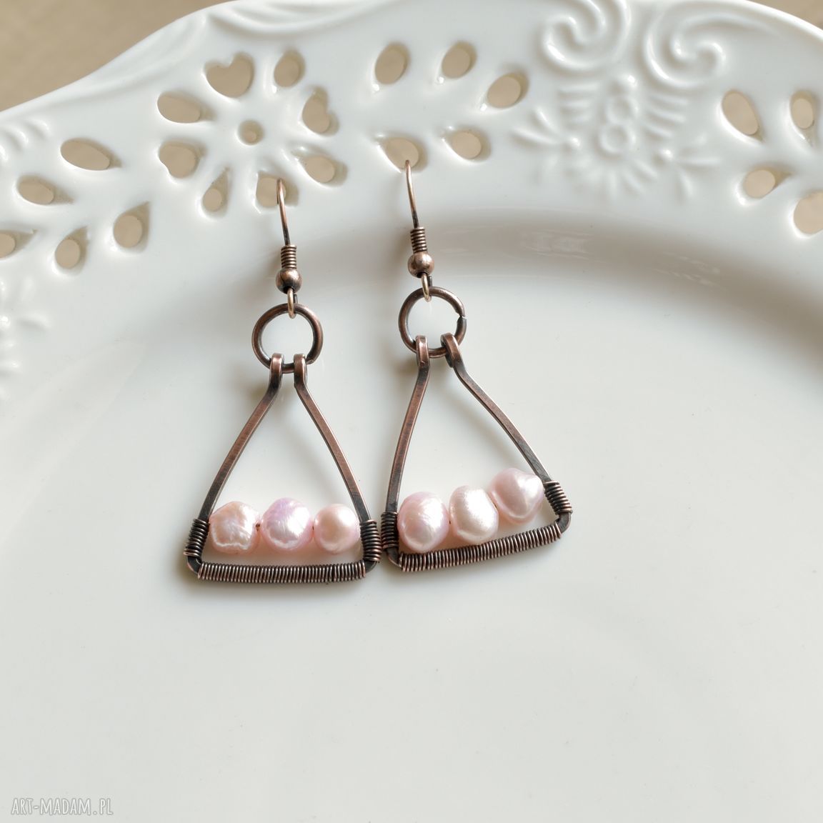 Wiszące kolczyki Lady z różowymi perłami rzecznymi i miedzią (wire-wrapping)