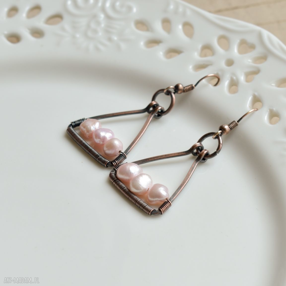 Wiszące kolczyki Lady z różowymi perłami rzecznymi i miedzią (wire-wrapping)