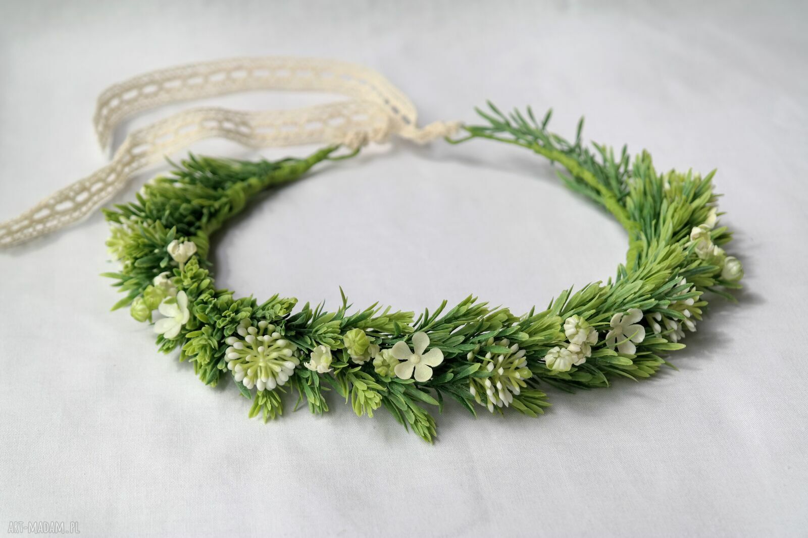 Wianek handmade „Łąka po deszczu” z białymi kwiatami i zielenią w stylu boho
