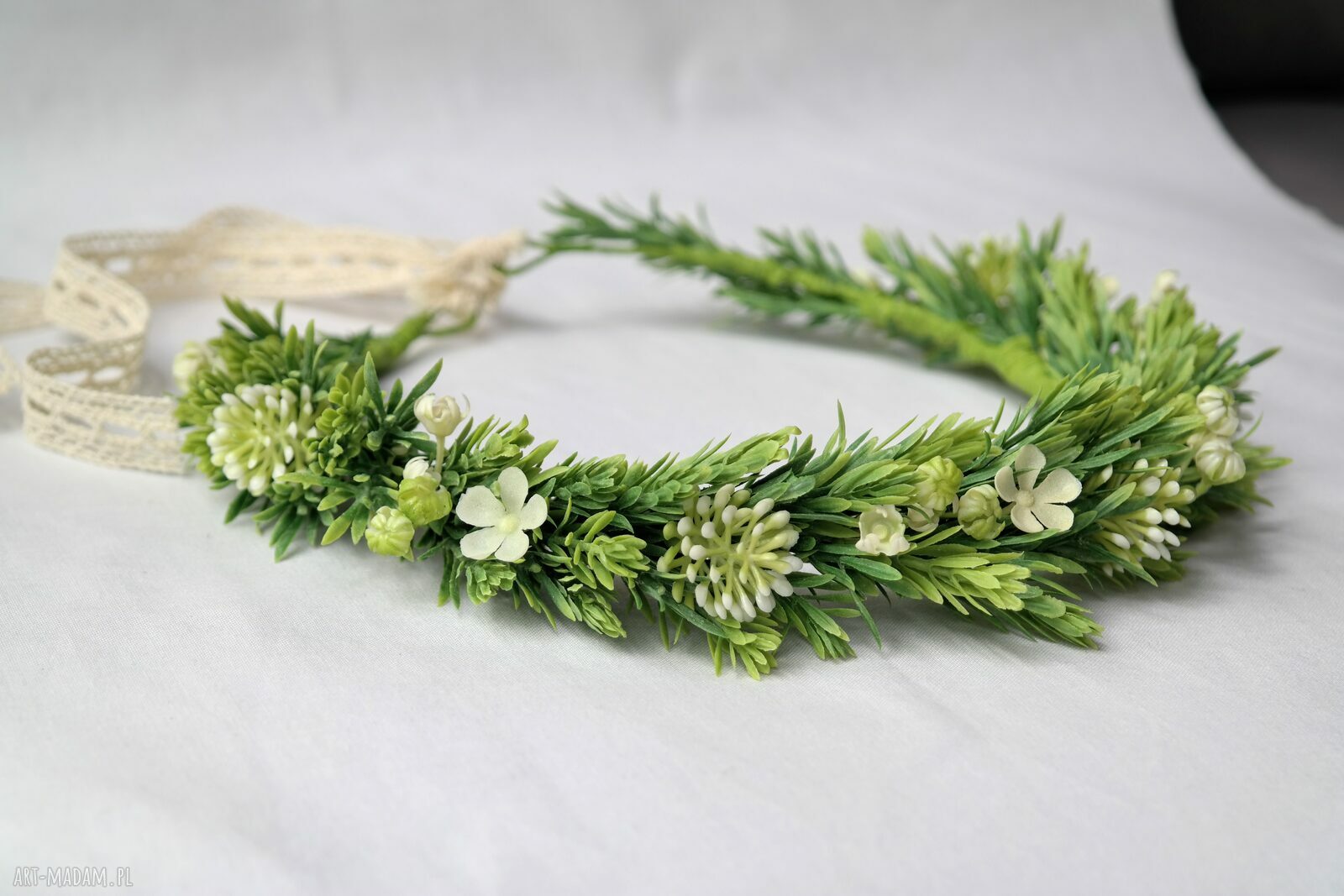Wianek handmade „Łąka po deszczu” z białymi kwiatami i zielenią w stylu boho