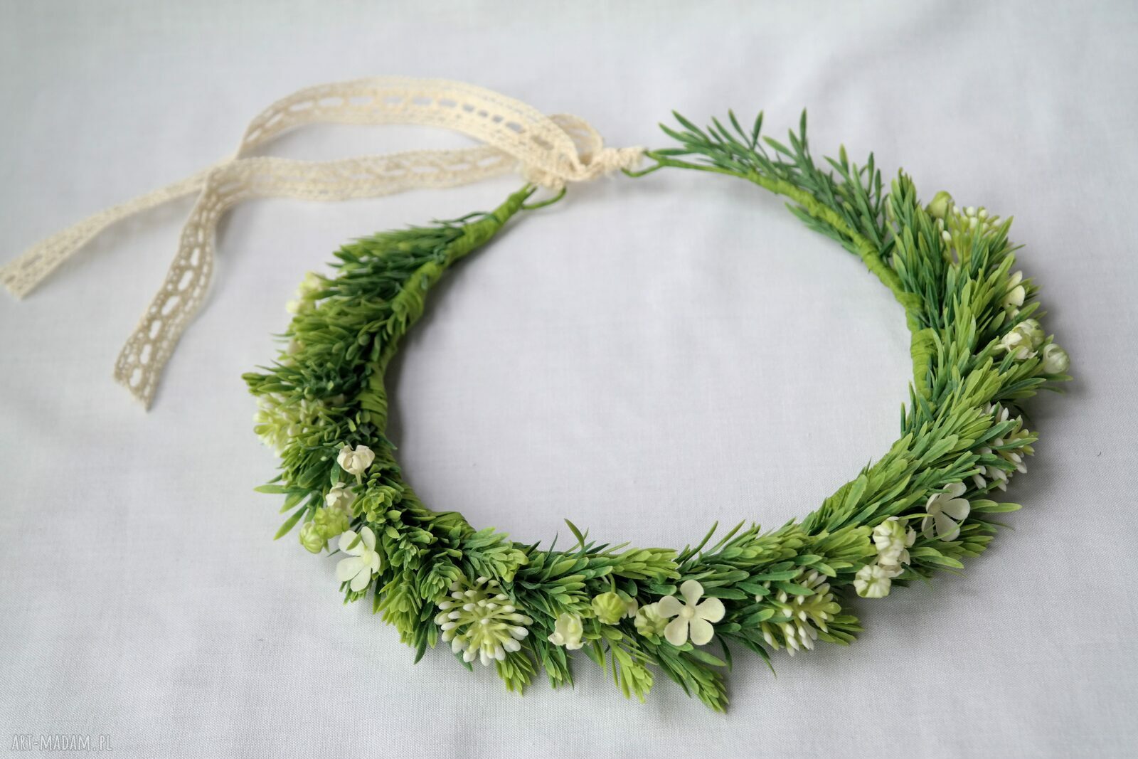 Wianek handmade „Łąka po deszczu” z białymi kwiatami i zielenią w stylu boho