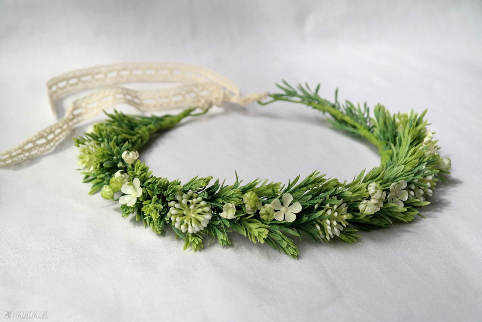 Wianek handmade „Łąka po deszczu” z białymi kwiatami i zielenią w stylu boho
