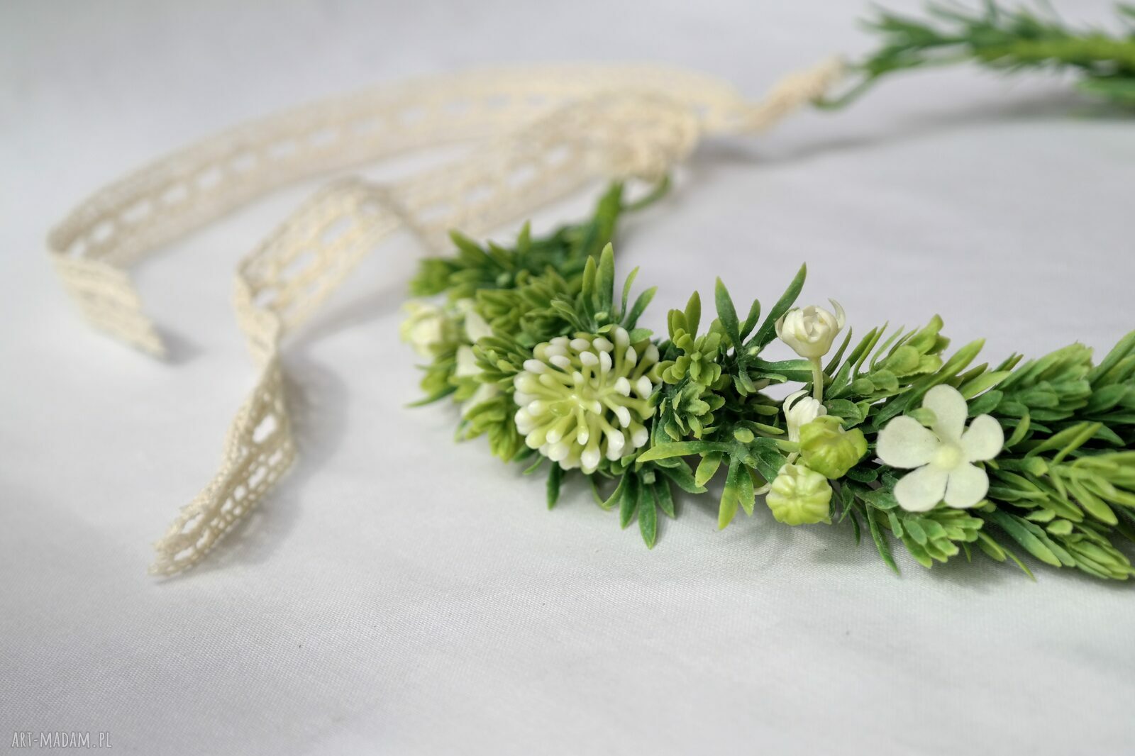 Wianek handmade „Łąka po deszczu” z białymi kwiatami i zielenią w stylu boho