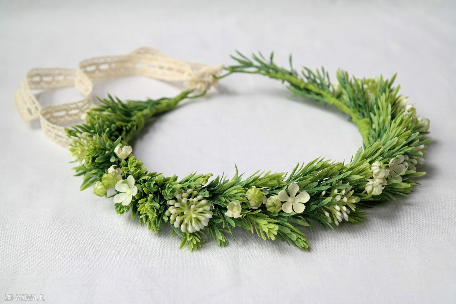 Wianek handmade „Łąka po deszczu” z białymi kwiatami i zielenią w stylu boho