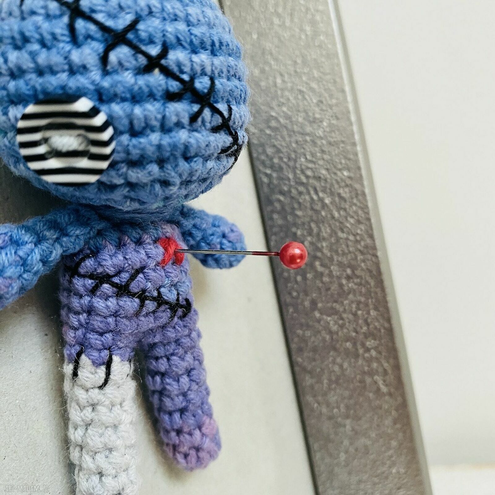 Laleczka voodoo w ramce - szydełkowe rękodzieło z czarnym humorem