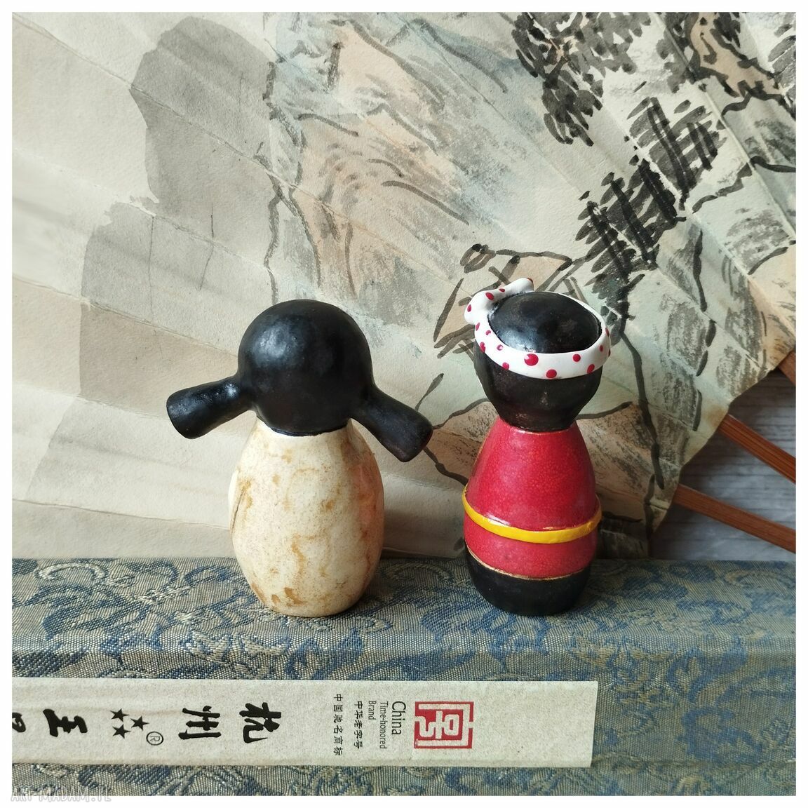 Laleczki Kokeshi z Japonii - ceramiczne figurki handmade do lasów w szkle