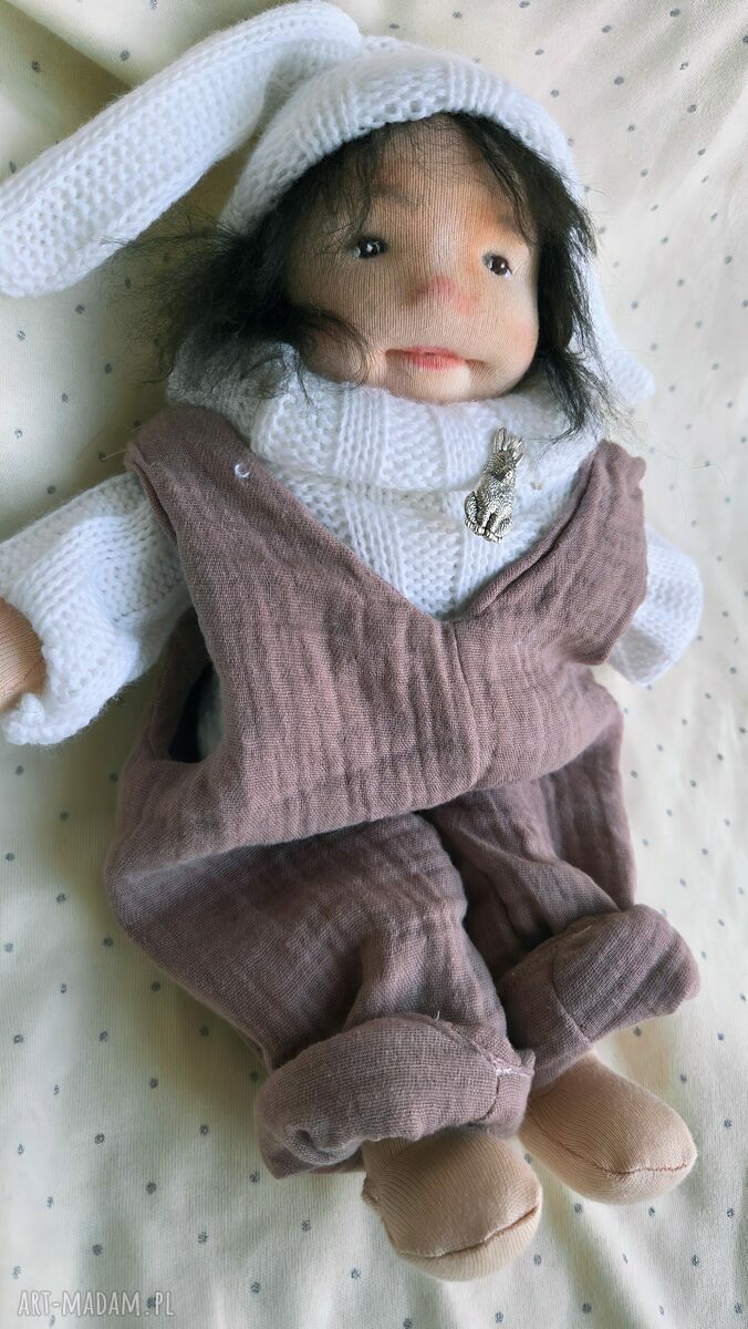 Lalka artystyczna Lilka 32 cm - ręcznie rzeźbiona twarz, haftowane oczy i peruczka z lamy
