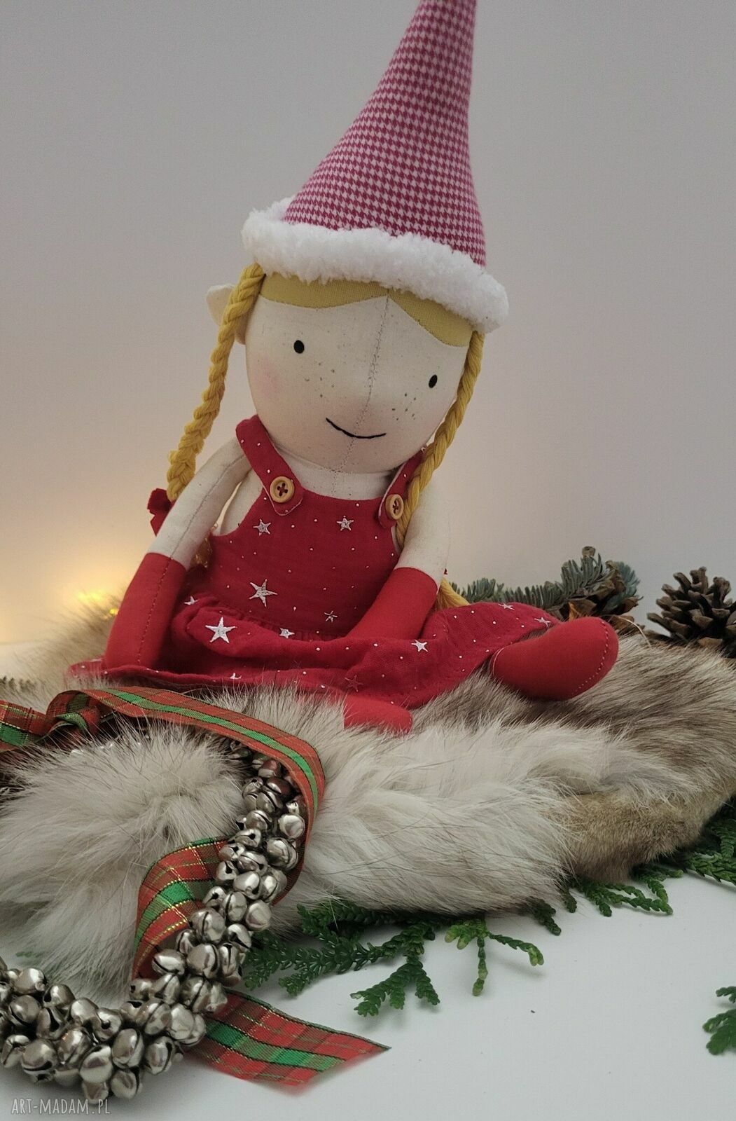 Świąteczna maskotka handmade - dekoracyjna laleczka w czerwieni