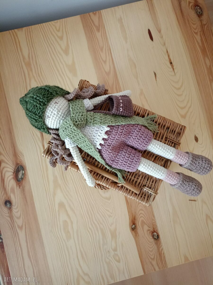 Lalka szydełkowa w śliwkowych spodenkach - prezent dla dziewczynki (ok. 28 cm)