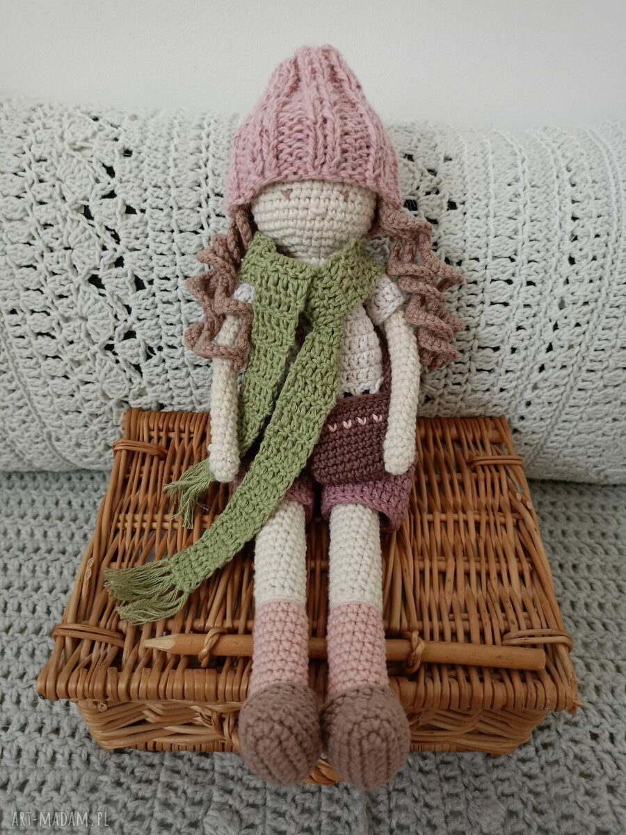 Lalka szydełkowa w śliwkowych spodenkach - prezent dla dziewczynki (ok. 28 cm)