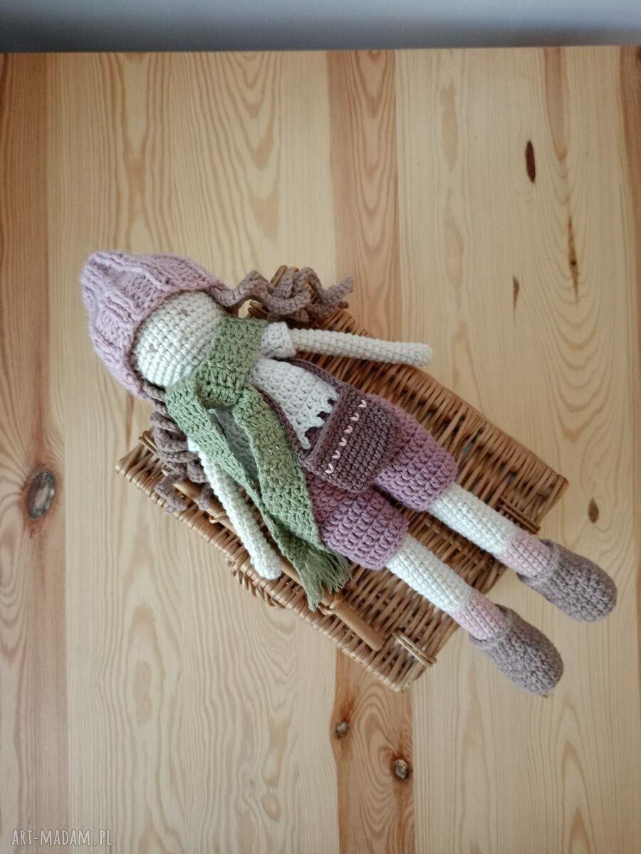 Lalka szydełkowa w śliwkowych spodenkach - prezent dla dziewczynki (ok. 28 cm)