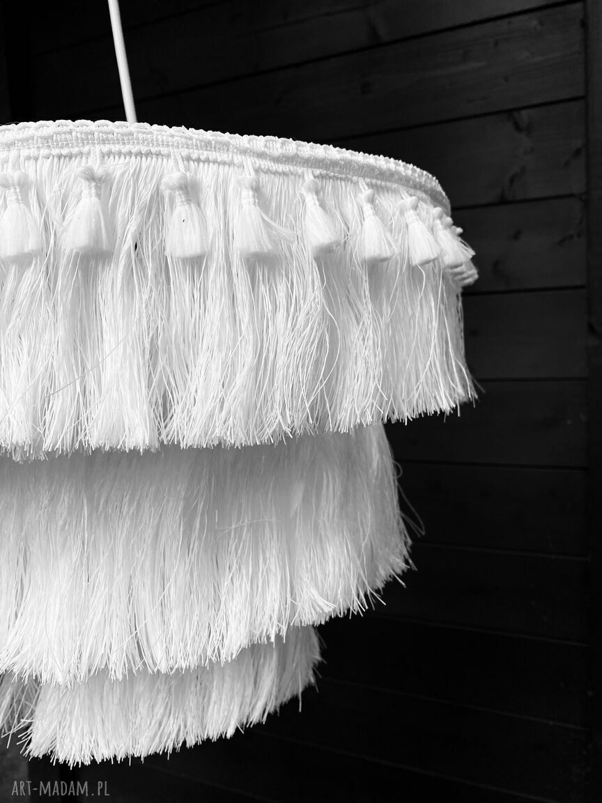 Lampa boho biała z frędzlami i chwostami - klosz 34x50 cm