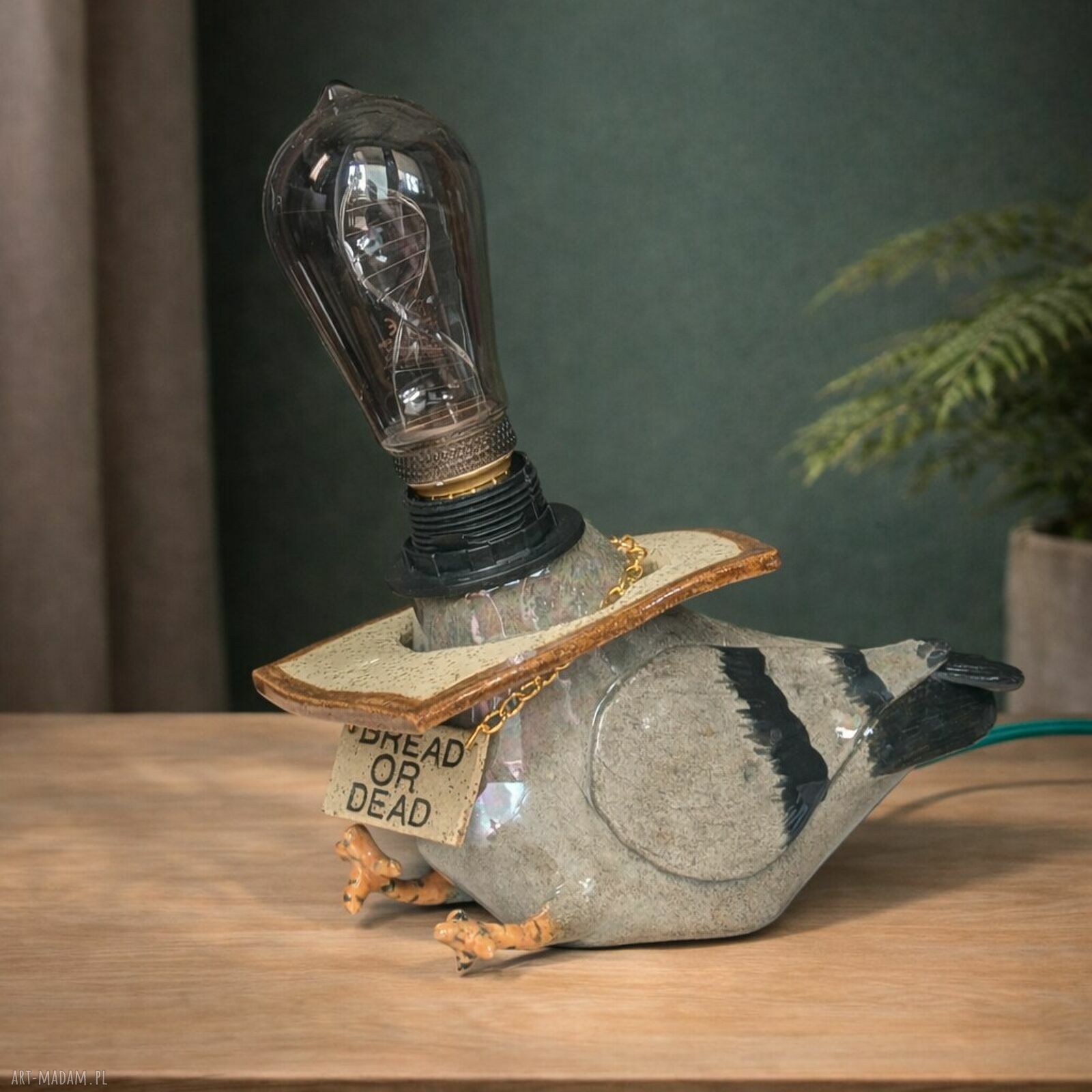 Lampa ceramiczna BREAD OR DEAD - gołąb z chlebem na szyi