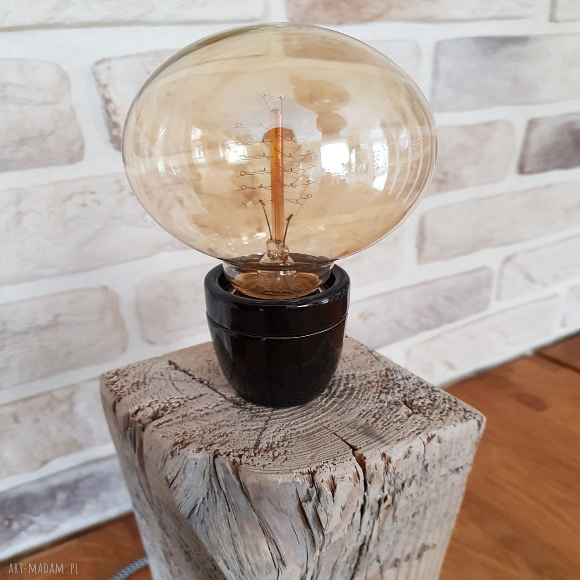 Lampa loft z drewna z recyklingu