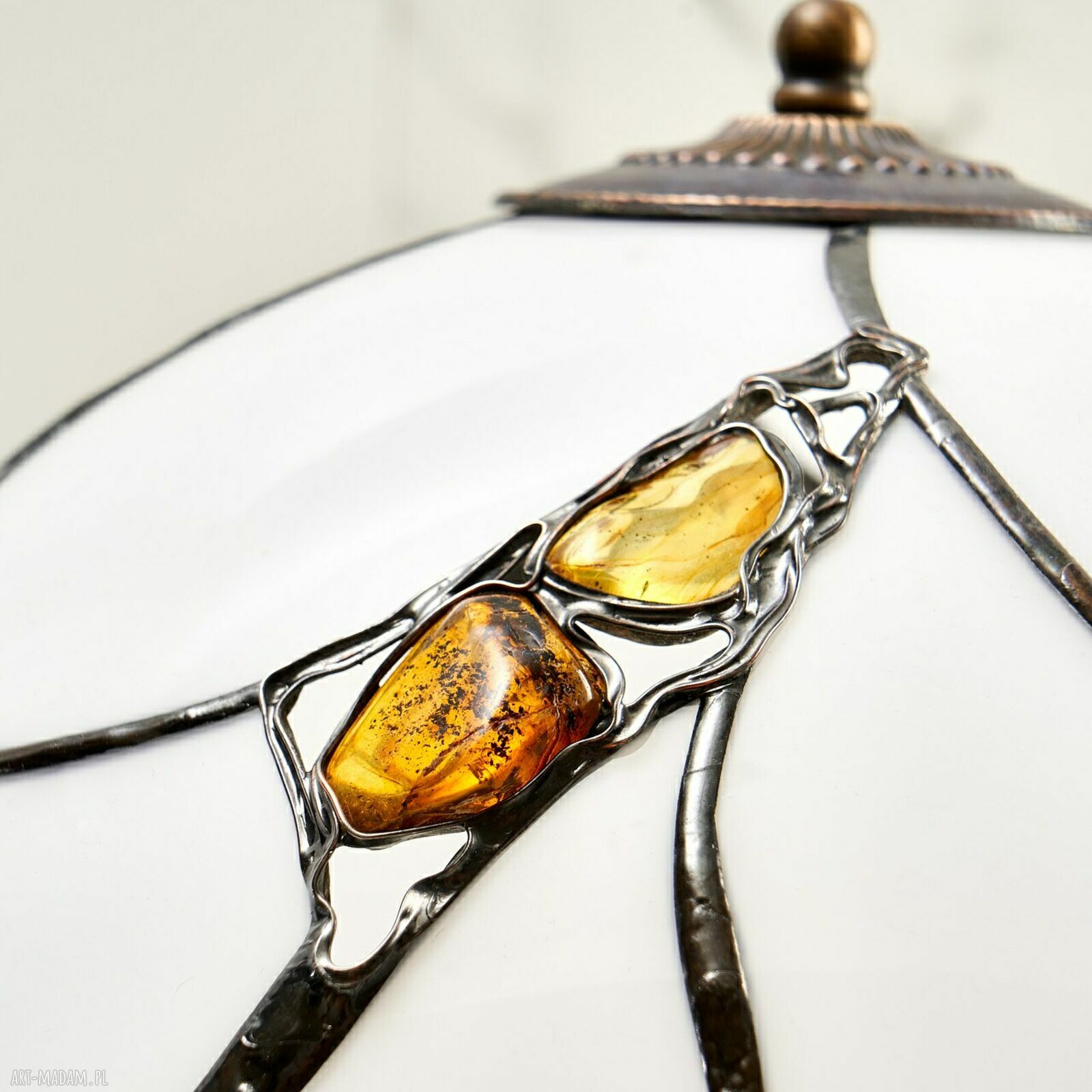 Ręcznie robiona lampa na biurko Tiffany z bursztynem bałtyckim 75 g (Prato)