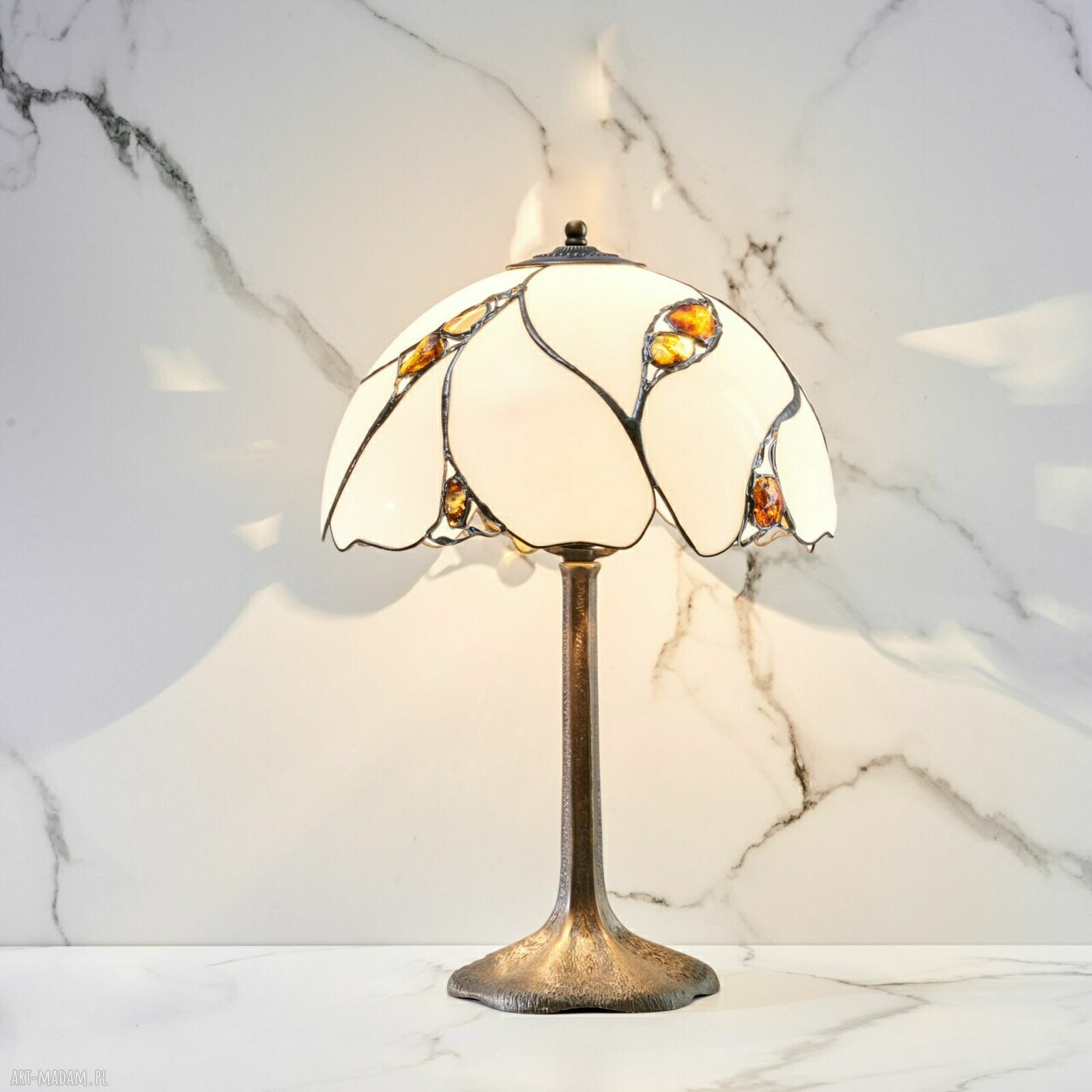 Ręcznie robiona lampa na biurko Tiffany z bursztynem bałtyckim 75 g Prato