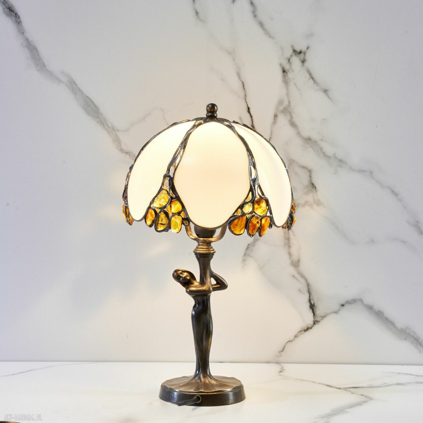 Ręcznie robiona lampa na biurko z bursztynem bałtyckim Terni B3 w technice Tiffany'ego