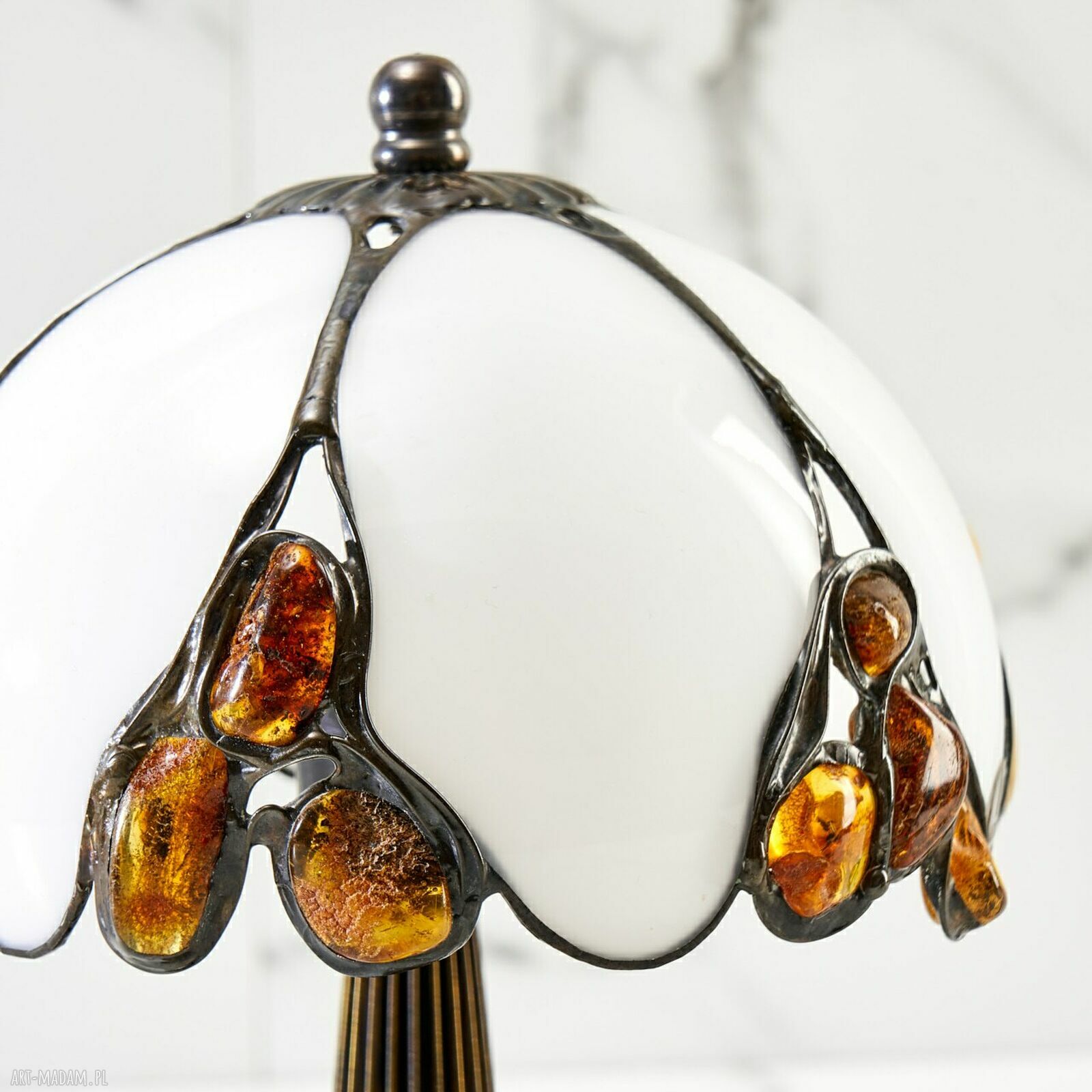 Lampa nocna z bursztynem bałtyckim 35 g Spoleto - styl Tiffany z mosiężną podstawą