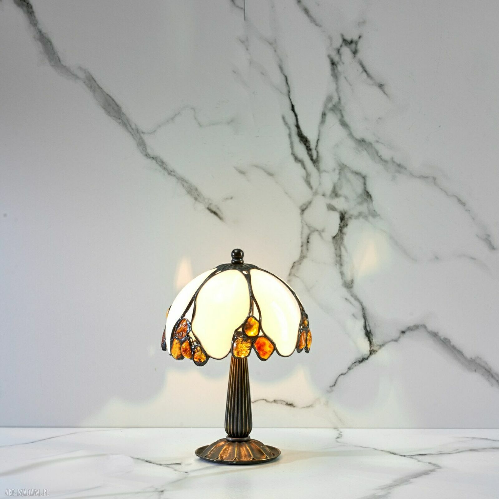 Lampa nocna z bursztynem bałtyckim 35 g Spoleto - styl Tiffany z mosiężną podstawą