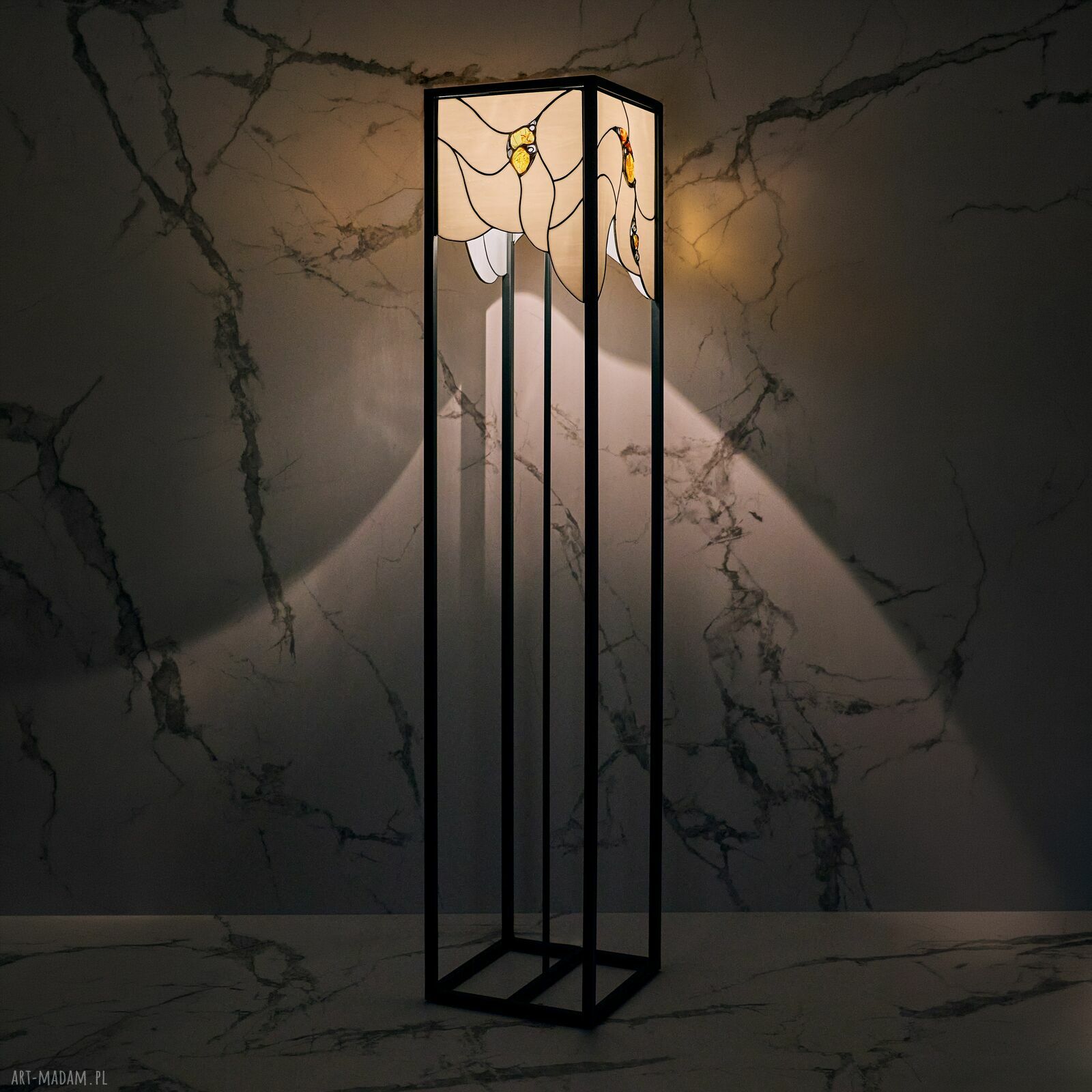 Lampa stojąca Simeto QL-OKO z bursztynem bałtyckim